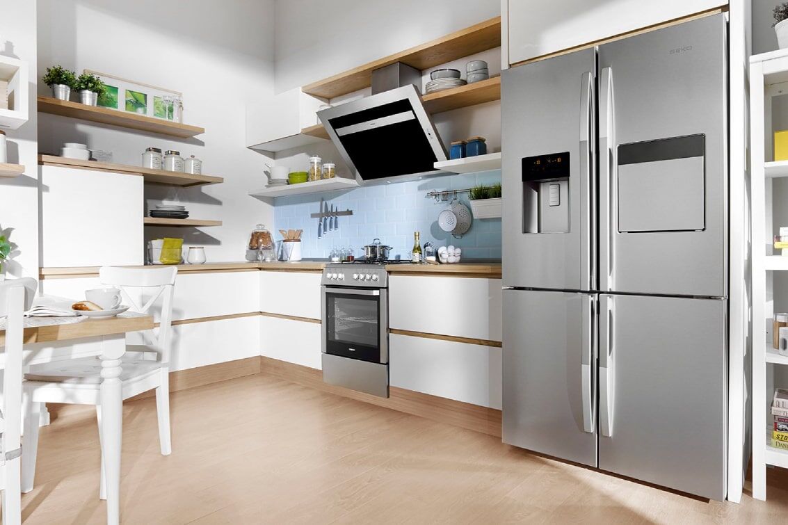Многокамерный холодильник в интерьере кухни